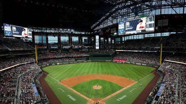 環球人壽球場（Globe Life Field）看球攻略2026｜德州遊騎兵購票、交通、包包規定與球場導覽