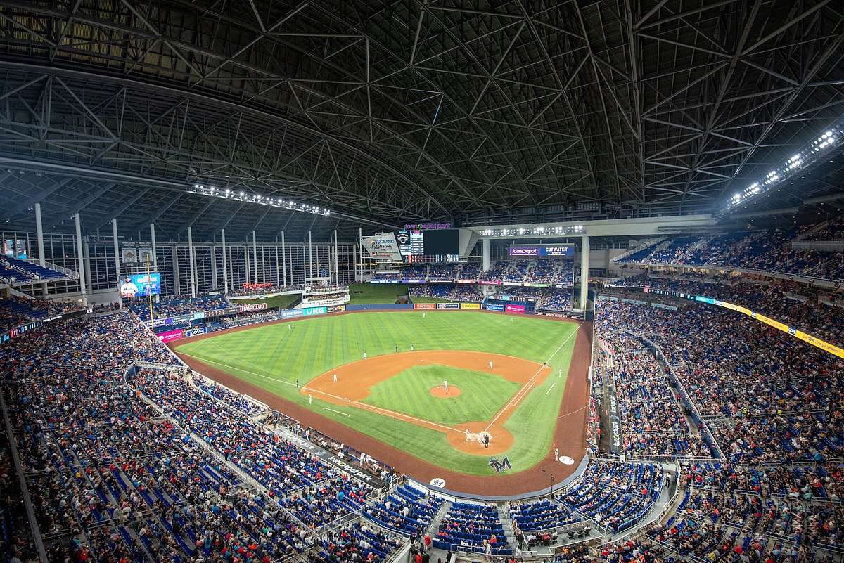 馬林魚球場看球攻略2026｜邁阿密 loanDepot park 交通、購票與球場導覽